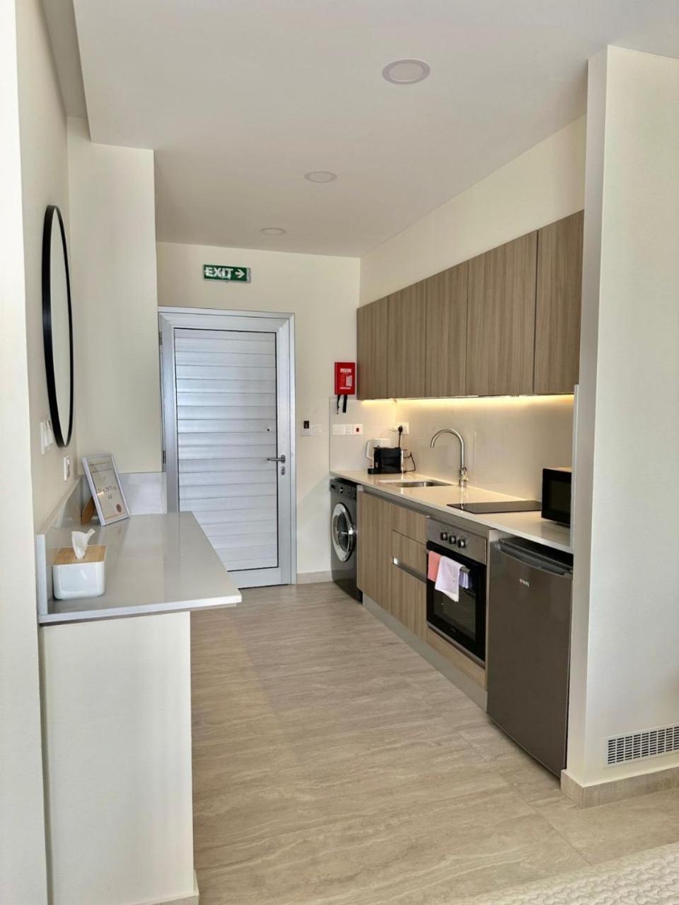 Harbour Lights Studio Apartments Paphos ภายนอก รูปภาพ