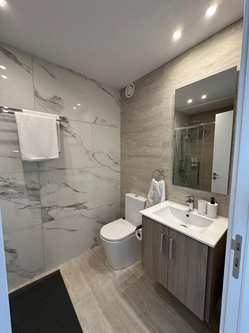 Harbour Lights Studio Apartments Paphos ภายนอก รูปภาพ