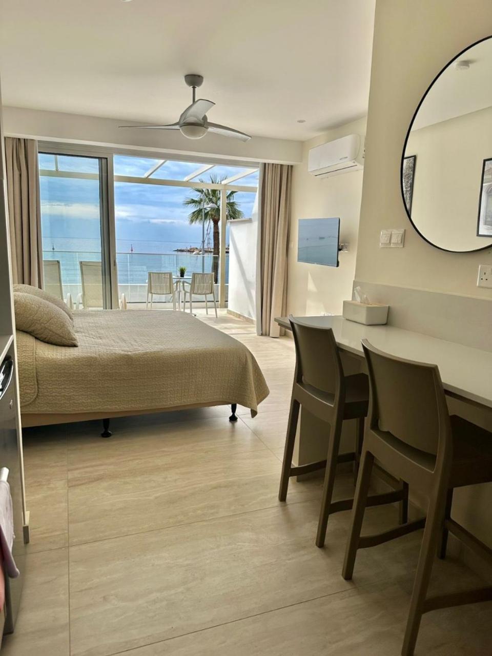 Harbour Lights Studio Apartments Paphos ภายนอก รูปภาพ
