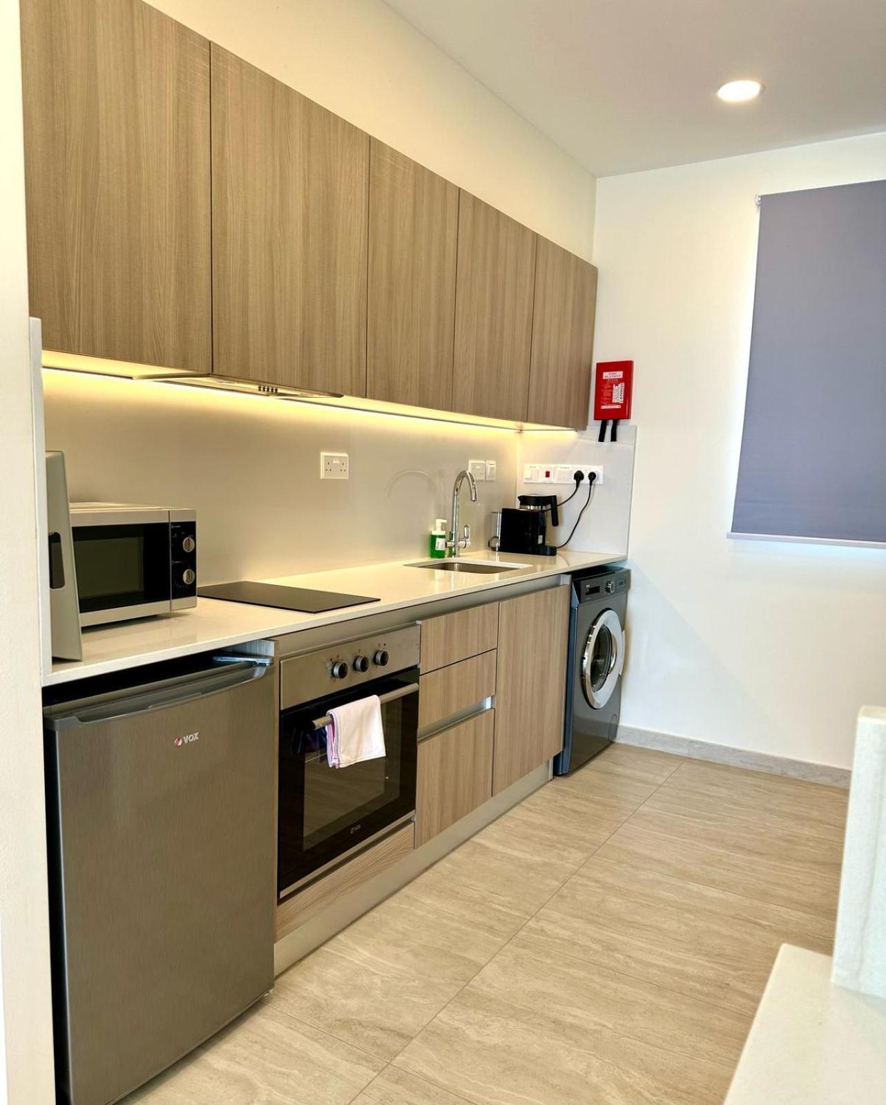 Harbour Lights Studio Apartments Paphos ภายนอก รูปภาพ